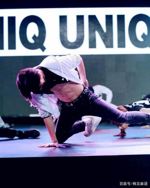 王一博秀八块腹肌,引台下粉丝尖叫,行走的荷尔蒙,移动的型男范