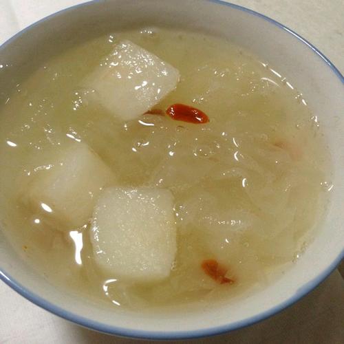 冰糖银耳南北杏炖雪梨
