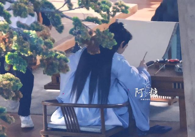 绿色常服涂山璟在原著里,经常穿绿色的衣服.