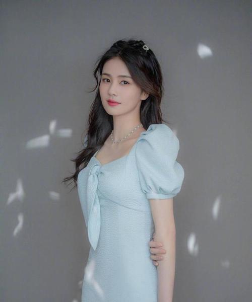 白鹿海边写真,碎花抹胸裙衬的皮肤白到发光,看起来好乖