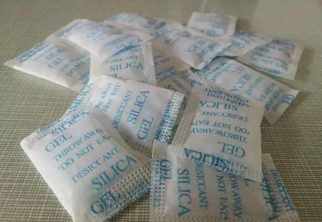 孩子误食干燥剂咋办?干燥剂类型不同,应急措施不同,家长要分清