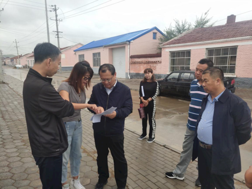 扎赉诺尔区委副书记,政府区长赵建波针对步行街选址开展调研工作