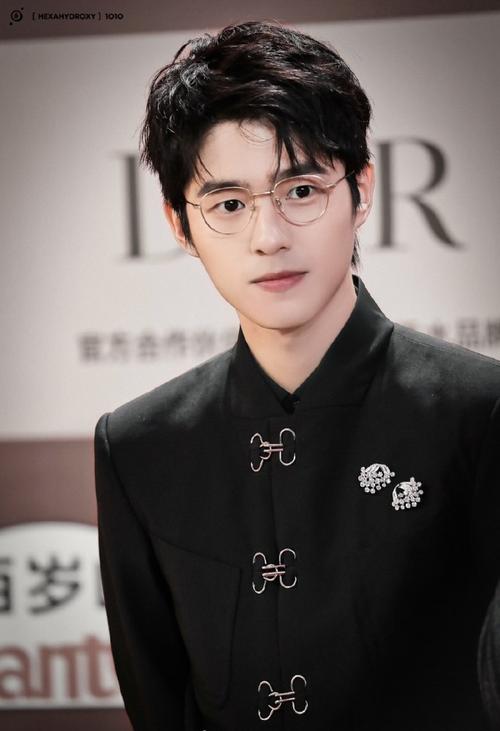 刘昊然‖敲车窗‖侧颜‖金丝眼镜‖刘源氛围感拉满了