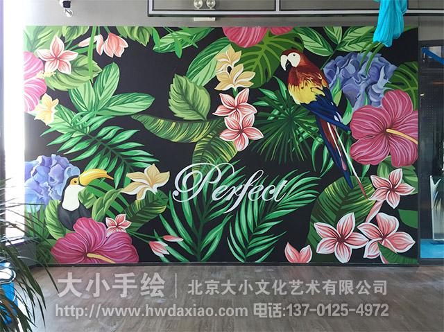 健身房创意墙面墙绘花和植物鹦鹉