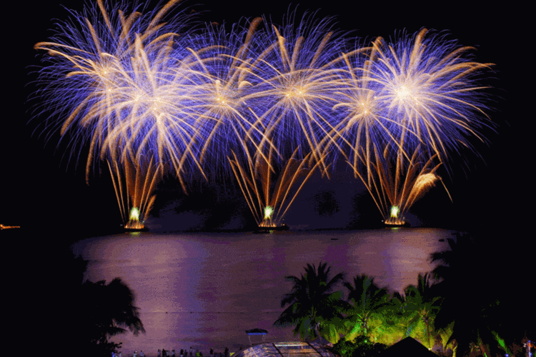 夜风微凉,放烟花刚刚好 带上孩子和你的ta 一起见证如童年般梦幻的