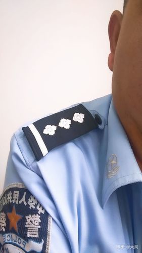 两折杠一花……这是啥警衔?