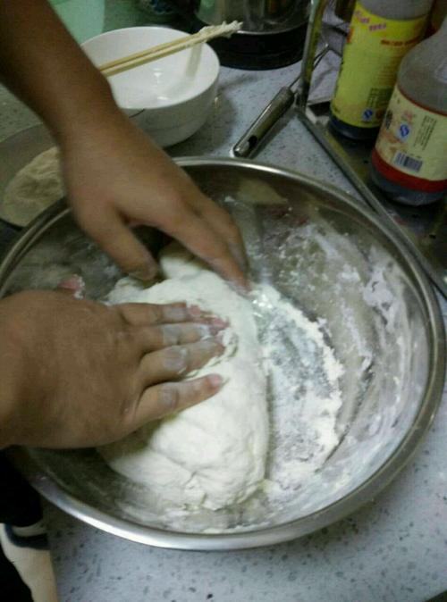 准备面粉,和面,包饺子的面,要记得和的稍微硬一点