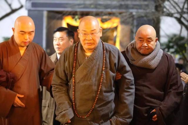 中国佛教协会副会长圣辉大和尚12月6日深夜奔赴灵岩寺