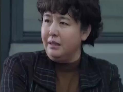 俩大妈背后嚼舌根,看着真气人