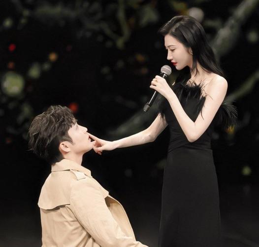 站在景甜和张彬彬旁边的张颜齐怎么了