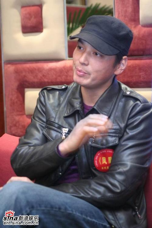 图文凤凰关机发布会导演金琛帅气形象