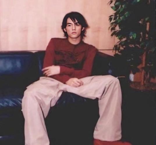 周杰伦年轻时太帅了!不仅颜值超高,20年前的穿搭今天