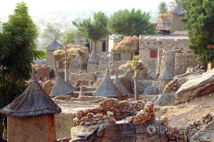 老房子加利西亚粮仓保加利亚埃塔拉用于锯木板的旧锯木厂带车轮的旧