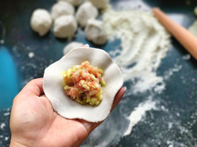 馅料放在芋饺皮上