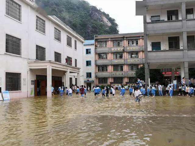 6月10日拍摄的融安县实验中学校园内涝画面.