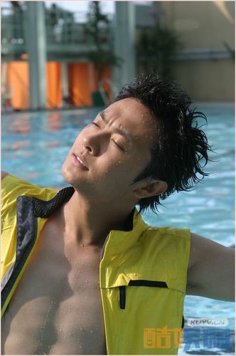 印小天肌肉大片写真