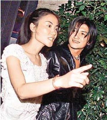 罕见王菲牵手谢霆锋:在街头一点不起眼,51岁的素颜却干瘪松垮