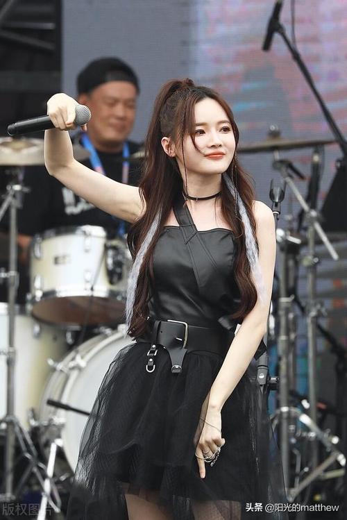 戴羽彤现身成都潮拜音乐节,一袭黑色纱裙甜美热辣