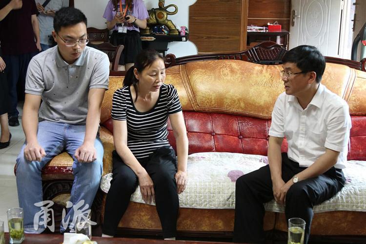 受郑栅洁书记委托,施惠芳赴奉化青云村慰问杨海定家人
