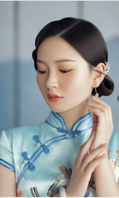 清丽秀美的佳人,姿态优美 经典的推波发型 仿佛回到民国的旧上海 淡