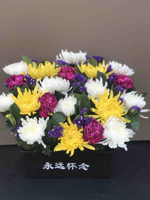 鲜花惦念亲人和 革命先烈.