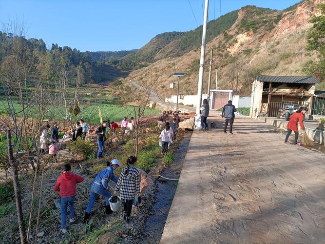 云南大理弥渡县红岩镇古城村少年环保志愿队环保行动进行时