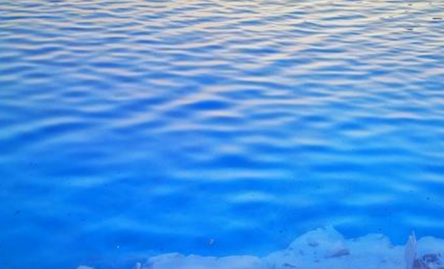 安徽芜湖网红湖,湖面呈碧蓝色,酷似马尔代夫,当地人:别去