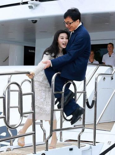 景甜与成龙亲密互动却拒绝甄子丹张涵予都看到尴尬