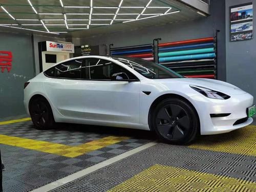 成都靓车会特斯拉毛豆3改色贴膜钻石白变金