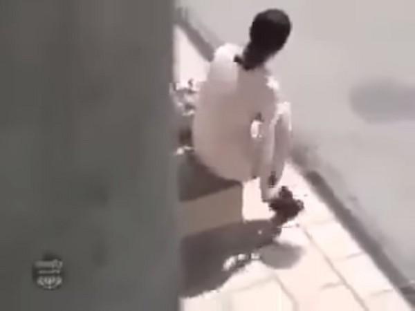 粉衣女子长椅上脱内裤大便被人拍下