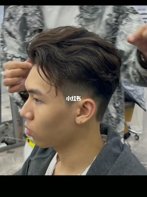 韩式自然纹理侧背头男士烫发_男士烫发_烫发_背头_发型_男士发型_男生