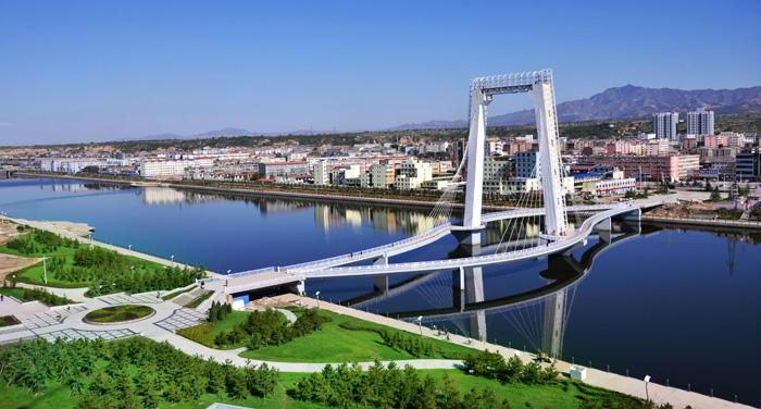 19,襄汾县水上公园的人行景观桥.(网搜图片)没有雾霾的景色很美啊!