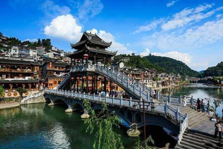 凤凰县位于湖南省湘西土家族苗族自治州的西南部,西与贵州省松桃,铜仁