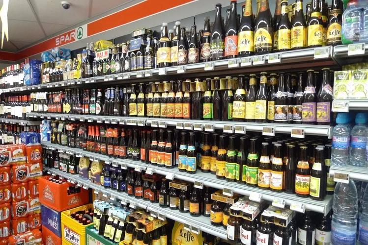 有一次进了个酒类超市的大门 ,小辫儿就惊呆了, 来自世界各地的上千