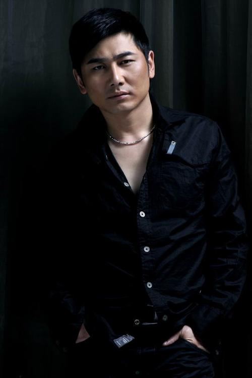 侯旭献唱慈善义演 《只为你流泪》震撼全场(图)