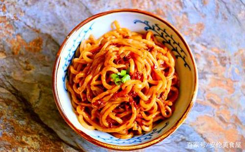 教你在家做万能辣酱,既可以拌菜又可以拌面,酱香味浓郁,超下饭