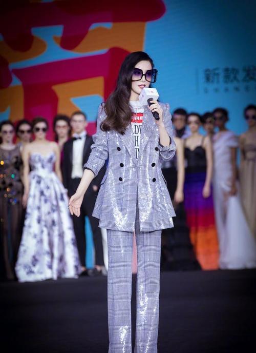 范冰冰可以改行做时尚达人了,亮片格纹西装穿出霸总范,气场绝佳