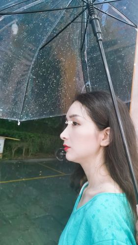 下雨天和透明雨伞很配哦_雨伞_摄影_奶茶_下雨天拍照