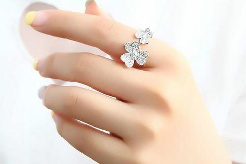 一,左手食指戴戒指表示未婚