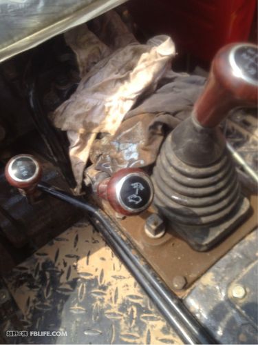 今天看到一辆四缸拖拉机的高低速档杆我彻底被征服了!