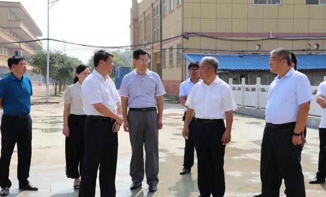县委书记崔黎到阜南一中中岗校区调研