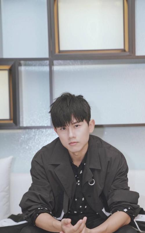 歌手张杰,天籁之音,感心动耳,来看舞台照和写真照吧