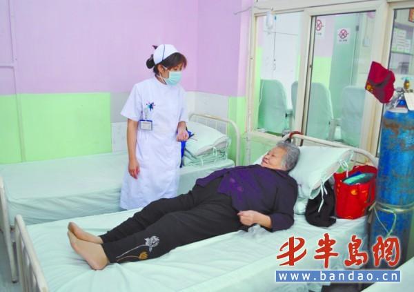 王桂兰老人在打点滴.