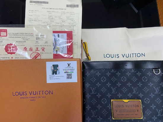 印有lv的 logo,并配有与原厂正货一致的包装盒以及伪造的海关报关单