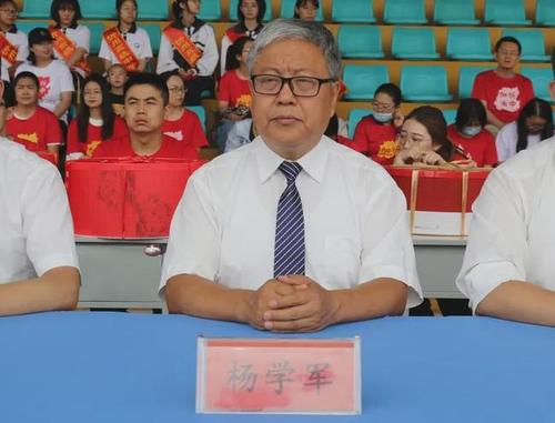 忻州一中副校长,忻州一中北校区校长陈汉明   参加大会