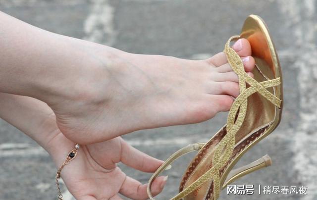 足王和两个女人的足