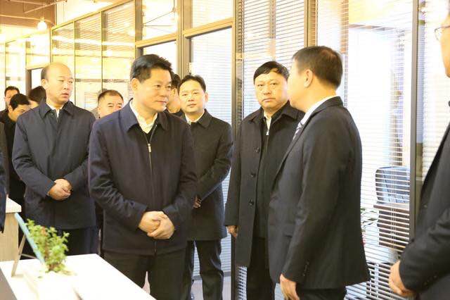 近日,辽宁省辽阳市市委书记王凤波,在辽阳市文圣区区委书记刘启波的