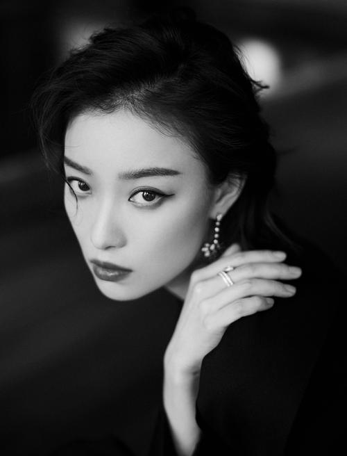 简介:倪妮性感妩媚黑白写真图片,分享一组倪妮图片给大家,图中的明星