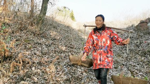 农村80后小媳妇真勤快,大冬天翻山到水塘洗菜,这样的媳妇真难得