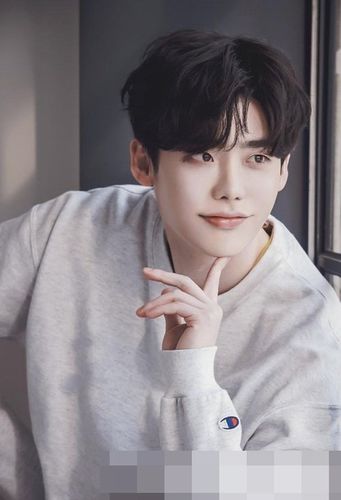 首页 男生发型 男生烫发 男生三七分纹理烫发造型 不挑脸型的男生短发